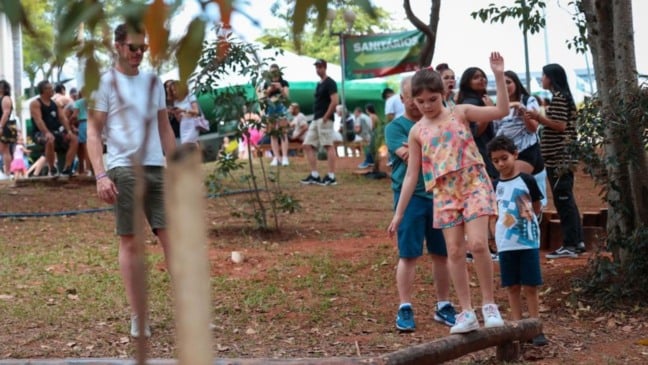 Crianças brincando na Festa da Uva