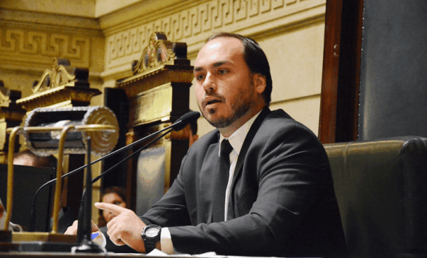 Carlos Bolsonaro em sessão na Câmara