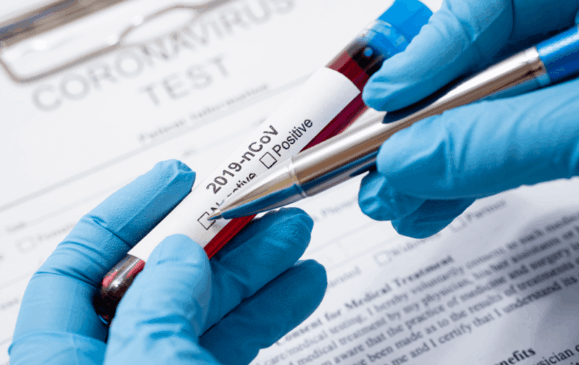 Profissional marca tubo de ensaio com sangue