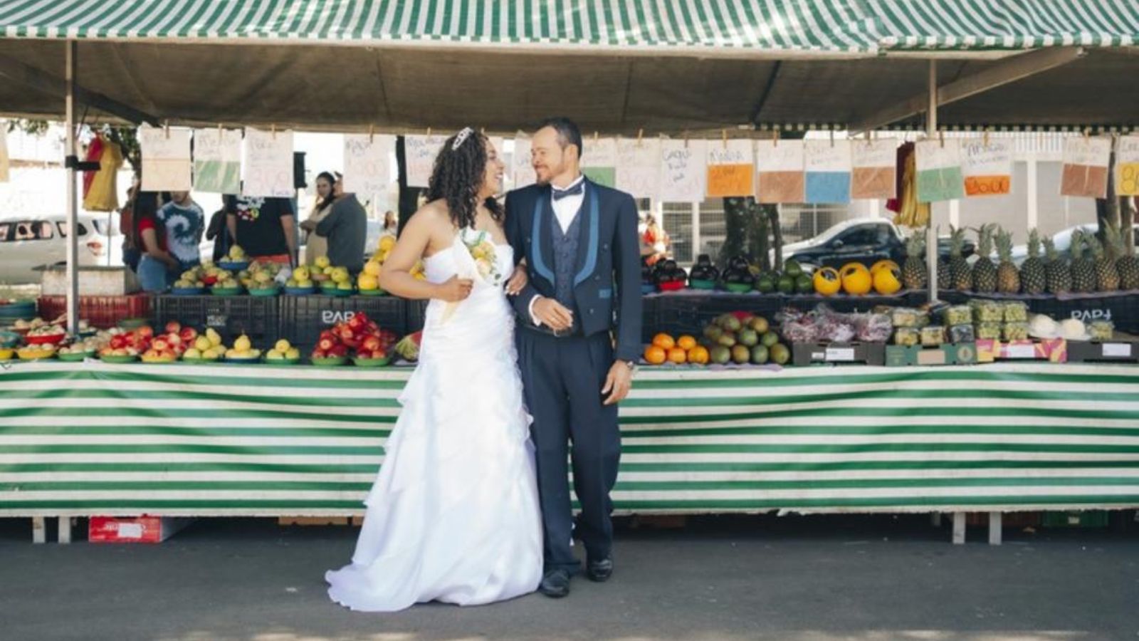 Noiva realiza sonho de se casar em feira de rua em Jundiaí