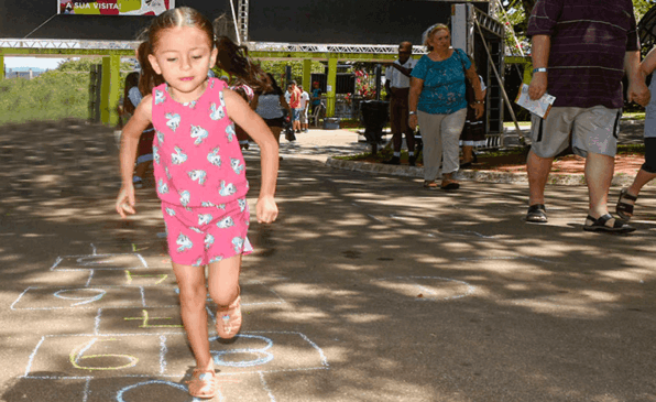Criança brinca de amarelinha