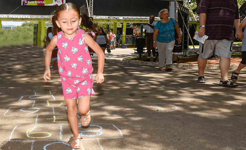Criança brinca de amarelinha