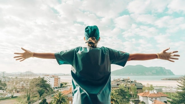 Foto de enfermeira de braços abertos