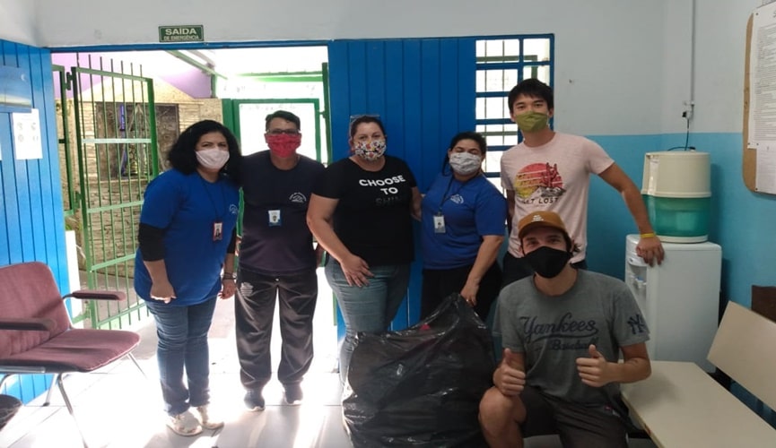 Foto de grupo de pessoas com doação