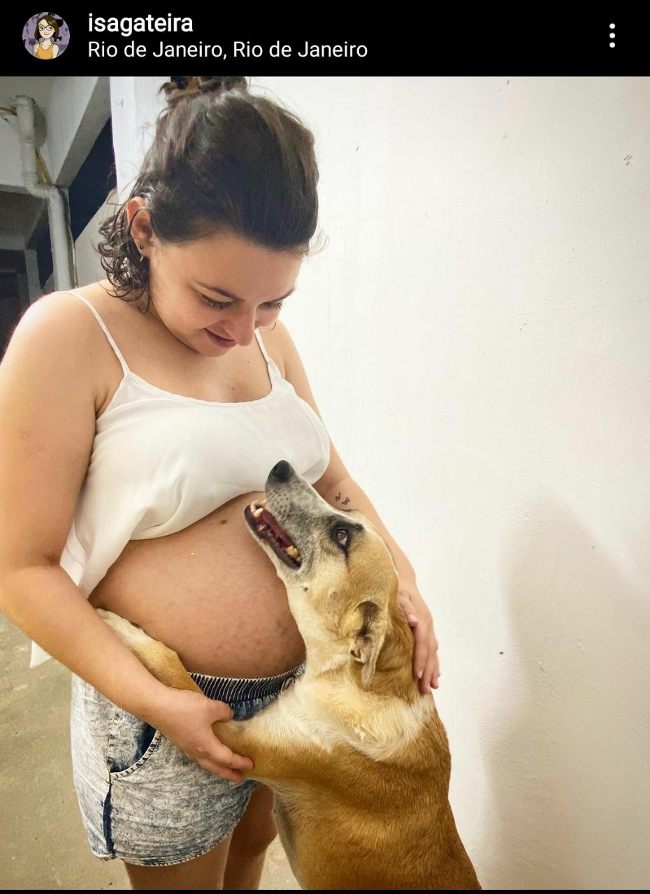 A influencer Isa Gateira com sua cachorra, Salsicha
