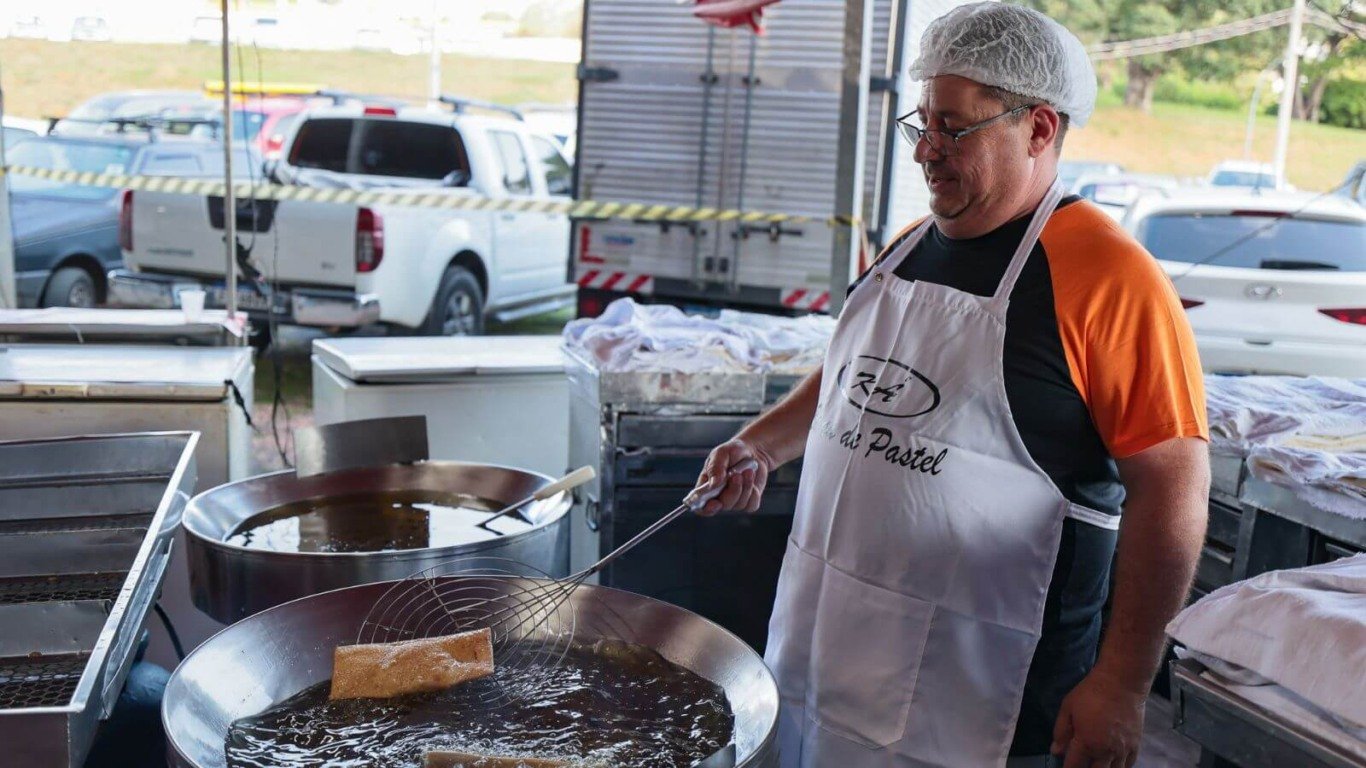 O Festival do Pastel inclui 16 profissionais, sendo sete especializados em pastelaria e nove em caldo de cana