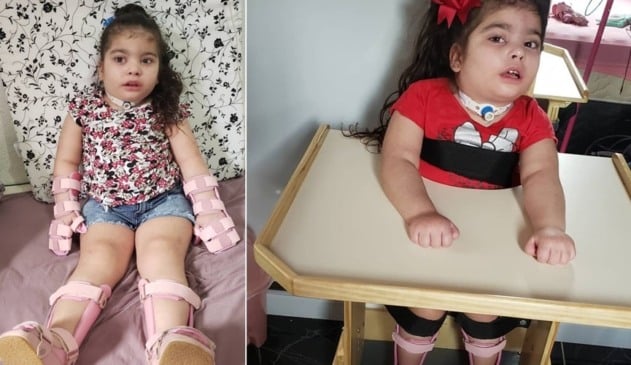 Criança com equipamento de mobilidade em cima de uma cama, à esquerda; mesma criança em cima de uma cadeira, à direita