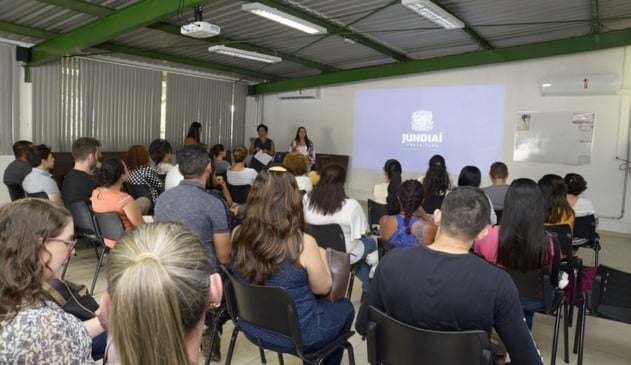 Pessoas assistindo palestra durante integração