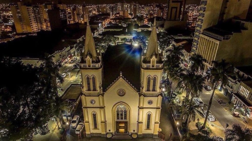 imagem noturna de drone da Catedral Nossa Senhora do Desterro, no Centro de Jundiaí imagem noturna de drone da Catedral Nossa Senhora do Desterro, no Centro de Jundiaí