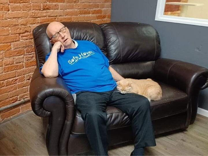 Idoso dormindo com gatinhos