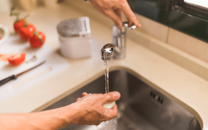 A DAE reforça que é importante que toda construção mantenha  250 litros de água por morador. (Foto: freepik)