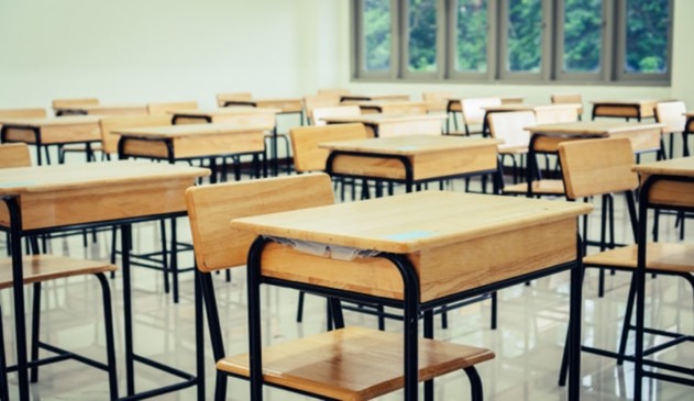 Foto de mesas escolares vazias