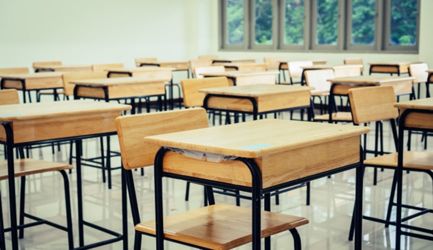 Foto de mesas escolares vazias