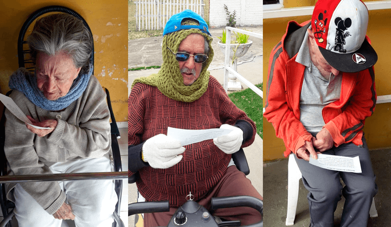 Idosos leem cartinhas enviadas por e-mail aos abrigos