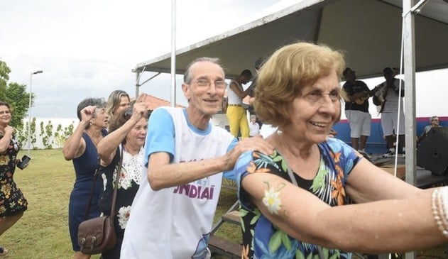 Idosos em fila de dança
