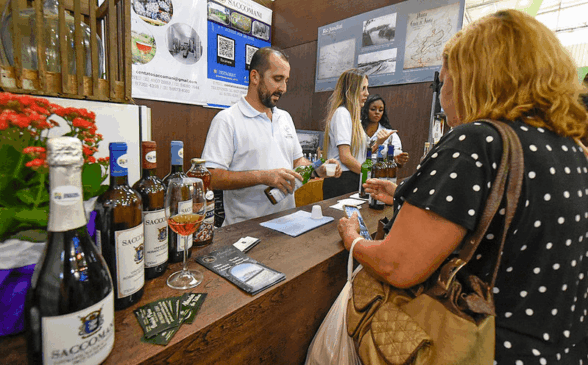 Estande de expositor de vinho