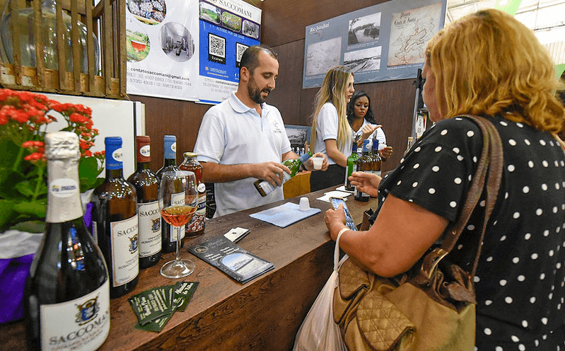 Estande de expositor de vinho