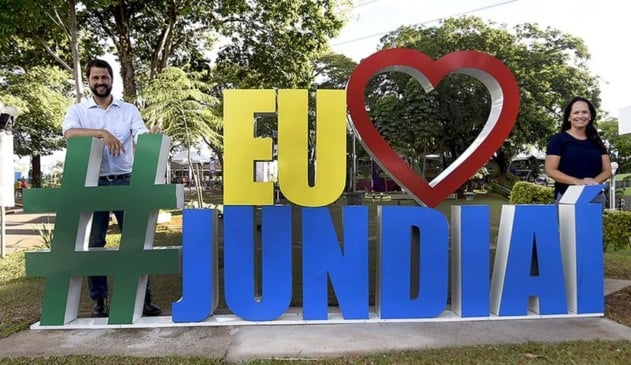Prefeito e primeira-dama de Jundiaí ao lado de monumento: eu amo jundiaí