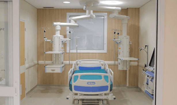 Leito de UTI vazio, sem paciente