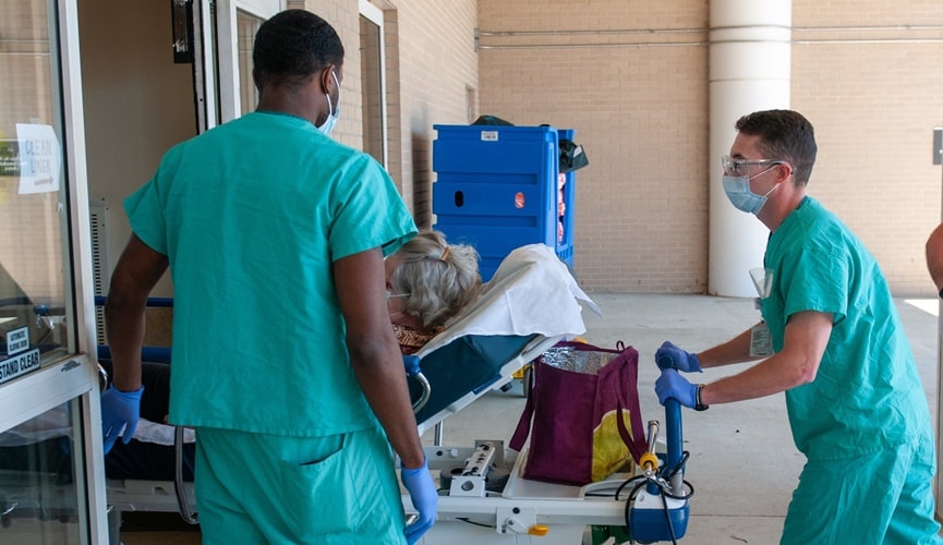 Foto de enfermeiros empurrando maca