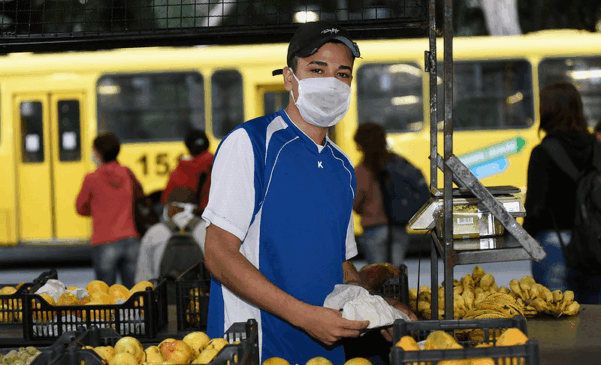 Homem com máscara em barraca de Jundiaí