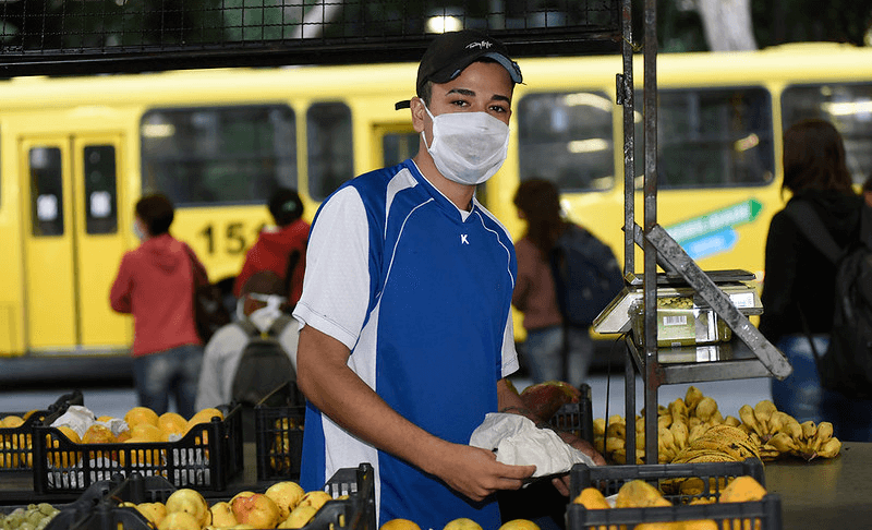 Homem com máscara em barraca de Jundiaí