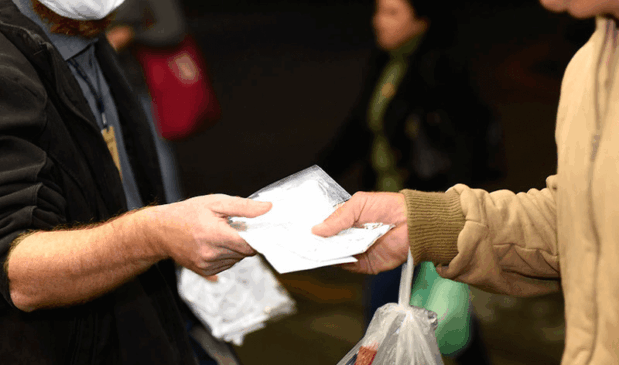 Entrega de máscara de tecido