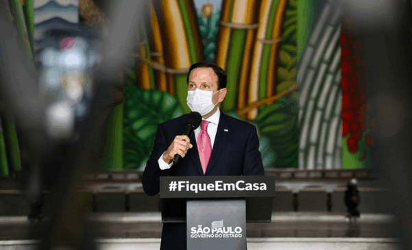 Doria usa máscara em coletiva