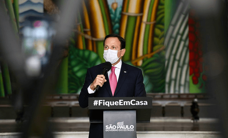 Doria usa máscara em coletiva