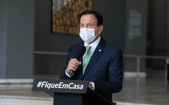 Doria, de máscara, em coletiva de imprensa