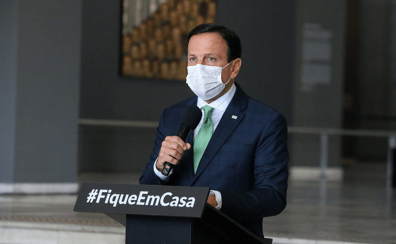 Doria, de máscara, em coletiva de imprensa