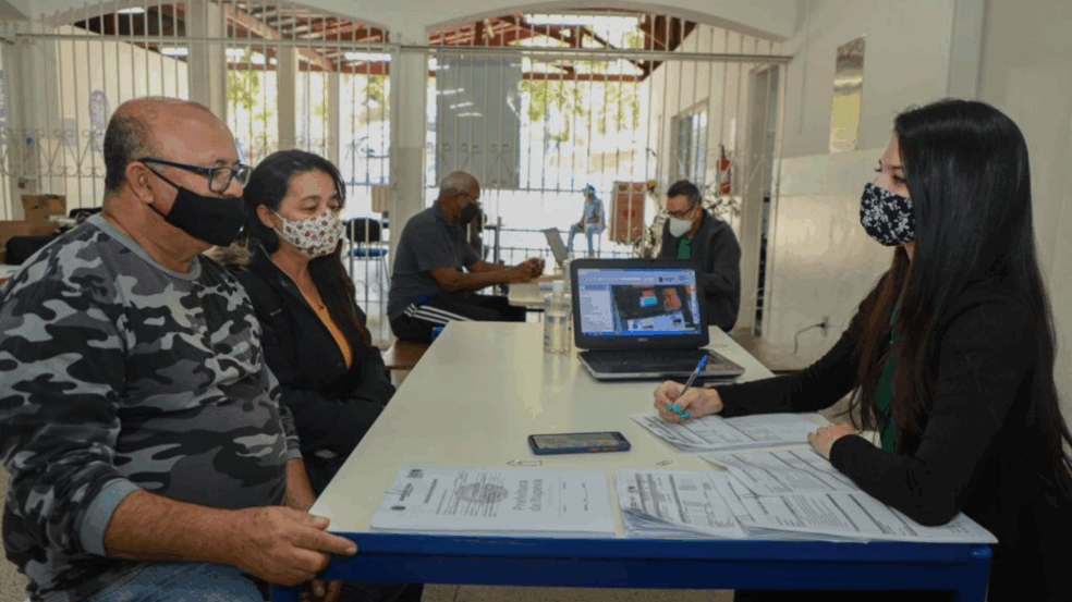 Proprietários de imóveis entregam documentação para regularização em Itupeva