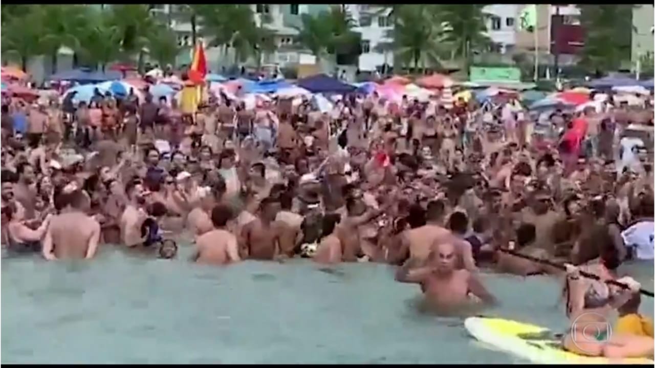 Bolsonaro faz passeio de barco no litoral de SP e pula no mar para falar com banhistas.