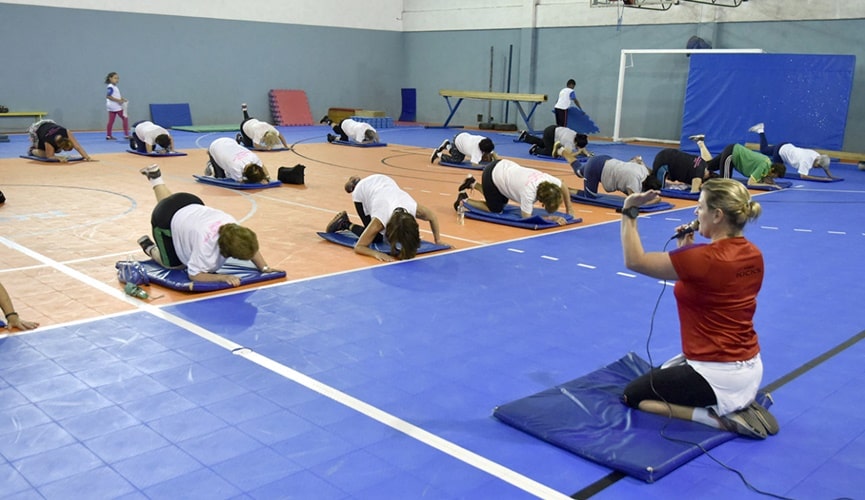 Foto de pessoas fazendo ginástica Foto de pessoas fazendo ginástica