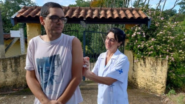 Homem tomando vacina