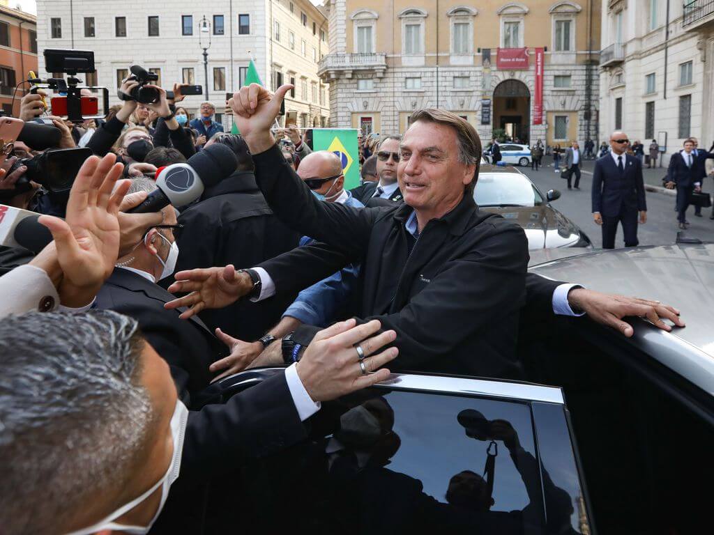 Bolsonaro é hostil com jornalistas em roma