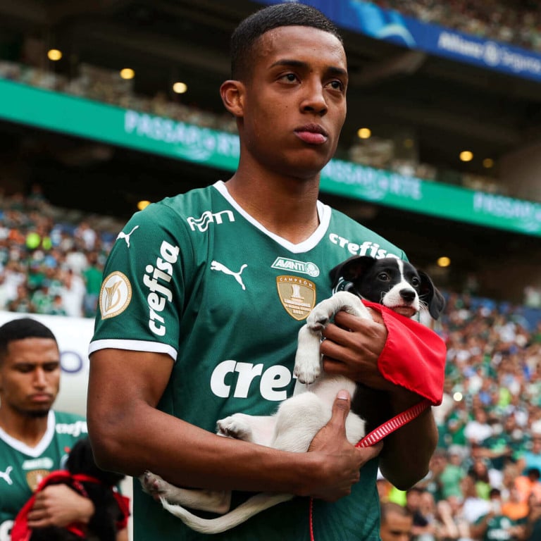 Jogador do Palmeiras com cachorro no colo