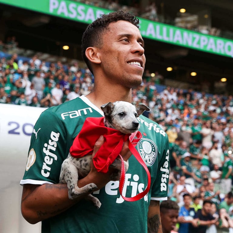 Jogador do Palmeiras com cachorro no colo