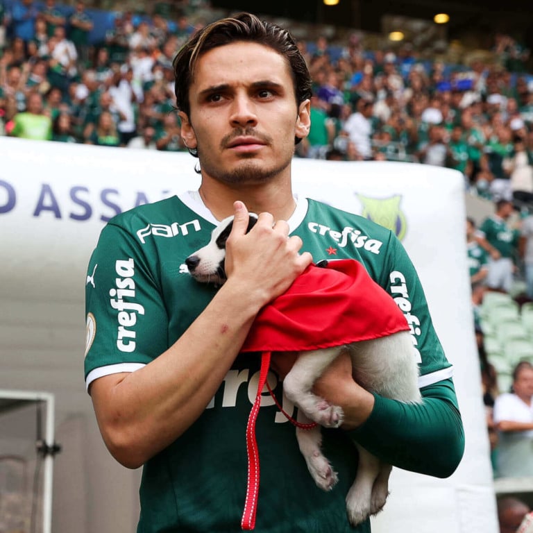 Jogador do Palmeiras com cachorro no colo