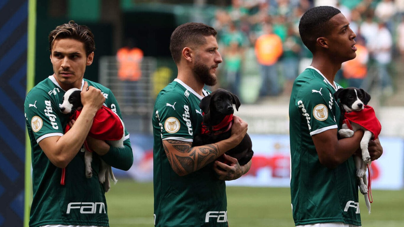 Jogador do Palmeiras com cachorro no colo