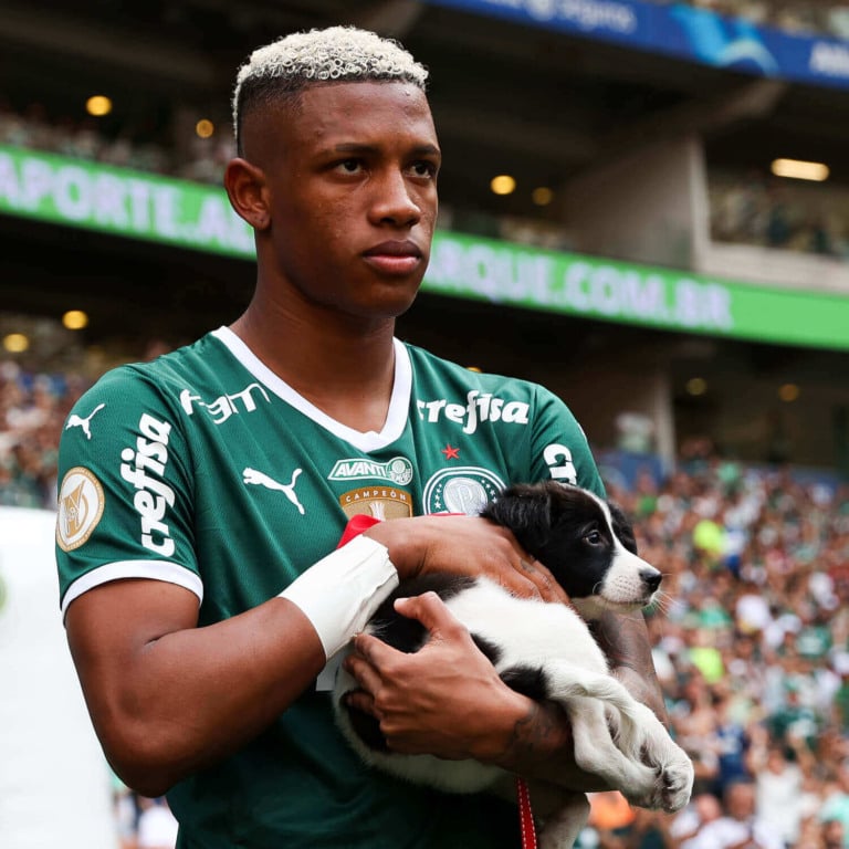 Jogador do Palmeiras com cachorro no colo