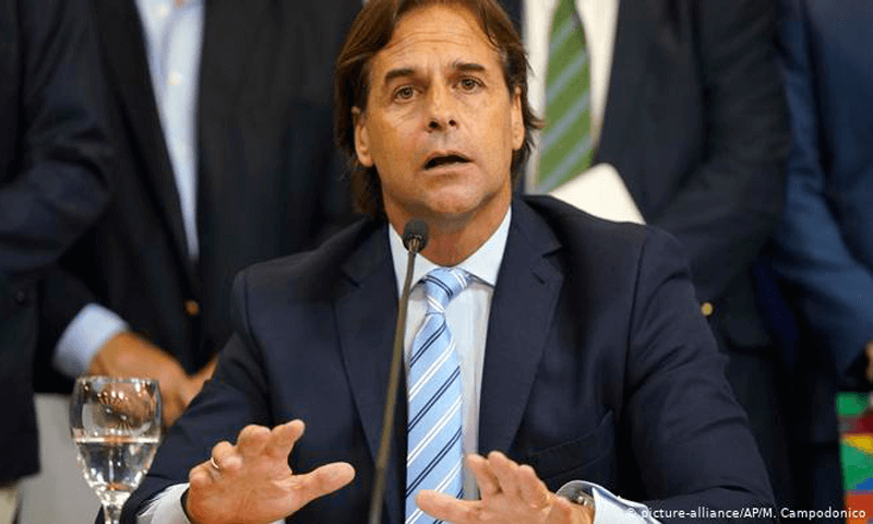 Lacalle Pou fala ao microfone