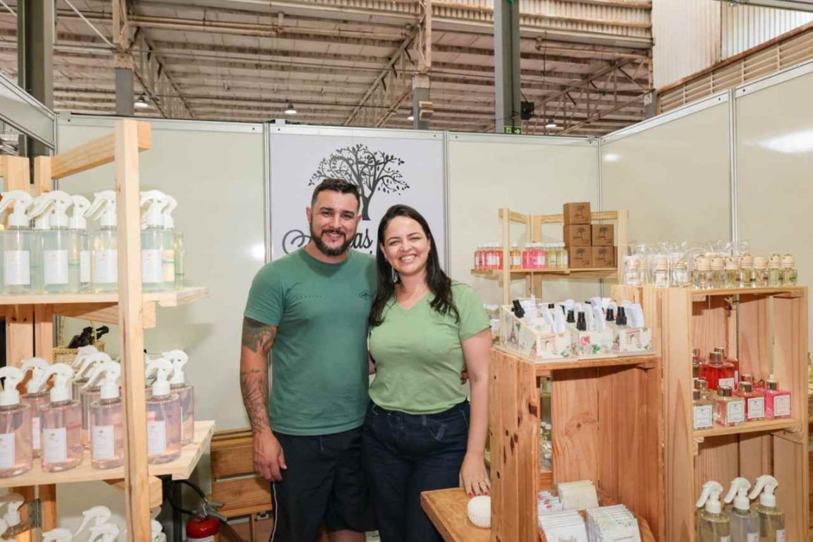 Um casal de expositores em seu stand na 5ª FENS em Jundiaí