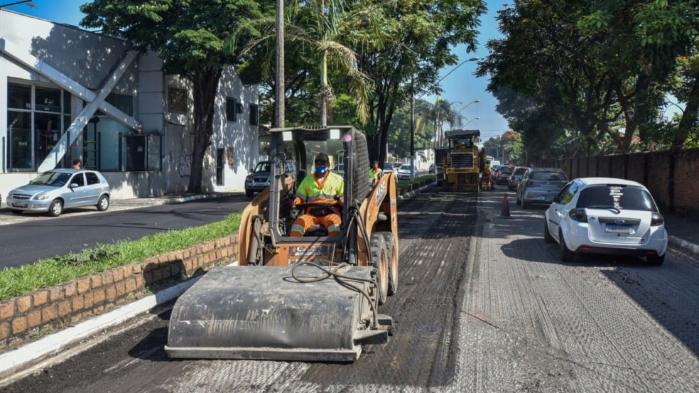 50 mil m² de avenidas de Jundiaí recebem novo asfalto 50 mil m² de avenidas de Jundiaí recebem novo asfalto