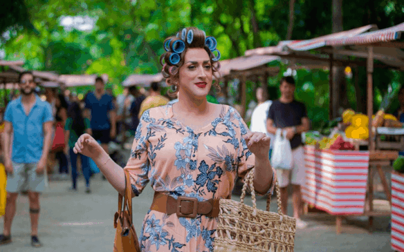 Dona Hermínia andando por feira