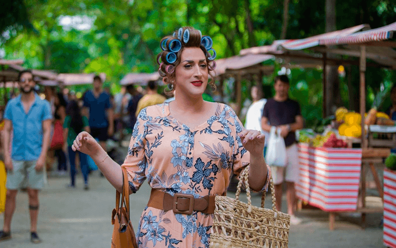 Dona Hermínia andando por feira