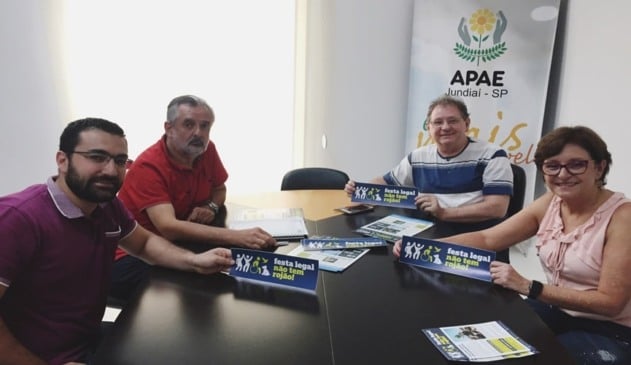 Faouaz Taha ao lado de responsáveis da APAE Jundiaí