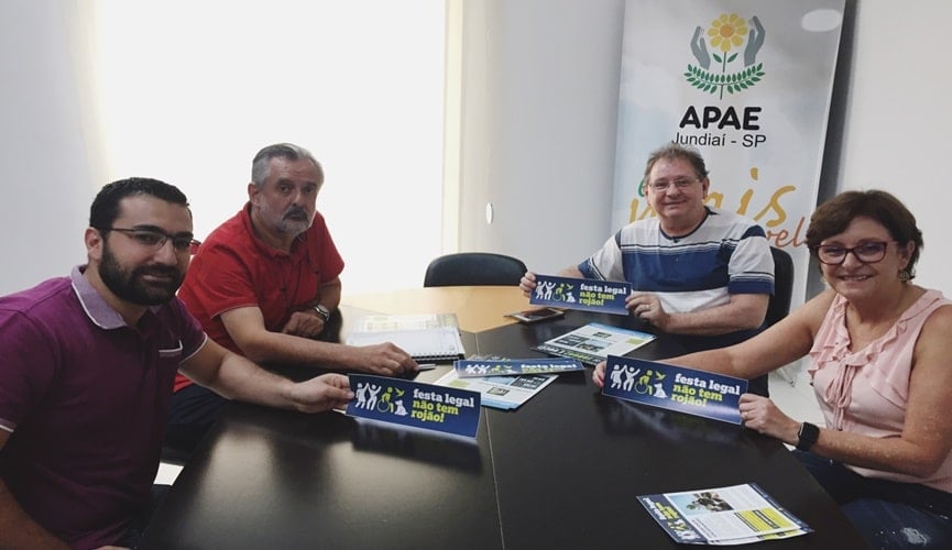 Faouaz Taha ao lado de responsáveis da APAE Jundiaí