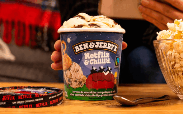 Pessoa segura sorvete com nova embalagem