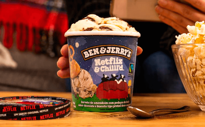 Pessoa segura sorvete com nova embalagem